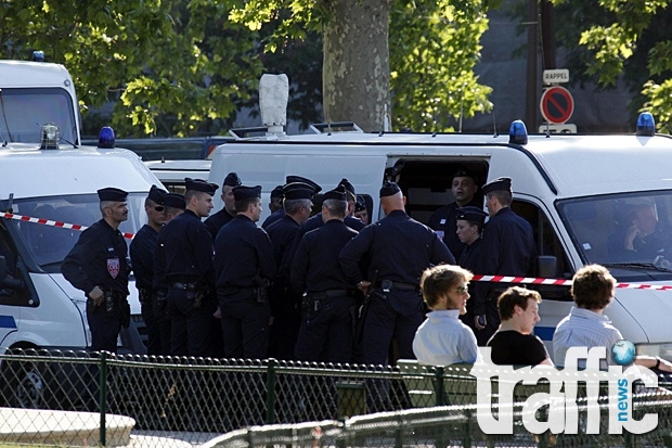 Загиналите при атентата в Париж са вече 12