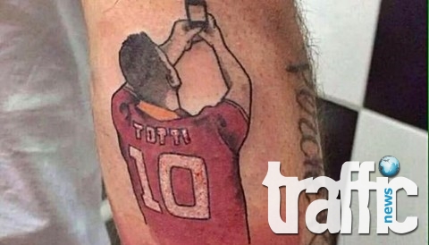 Фен на Рома си татуира 