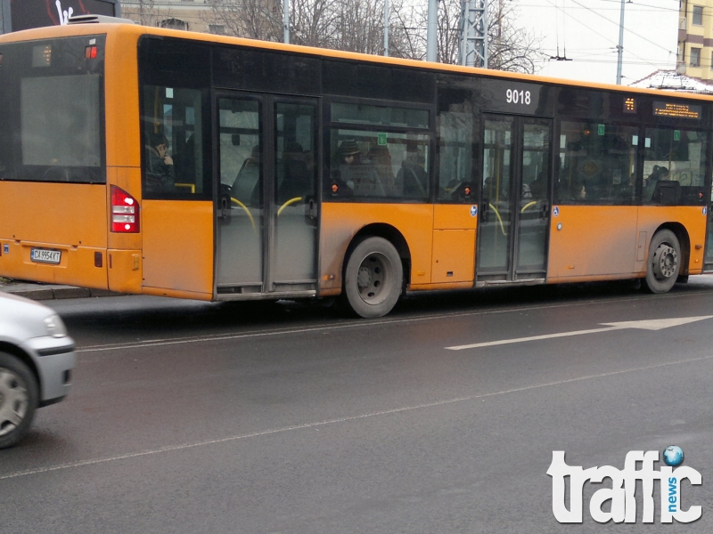 Автобус на градския транспорт блъсна пешеходец