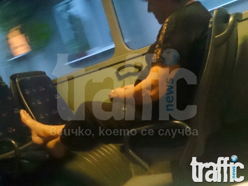 Кондукторка на бос крак в пловдивски автобус - кара пътници да се таксуват сами!