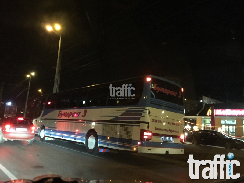 Автобус с пътници лети с 80 км в час в центъра на Пловдив! ВИДЕО и СНИМКИ