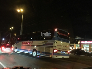 Автобус с пътници лети с 80 км в час в центъра на Пловдив! ВИДЕО и СНИМКИ