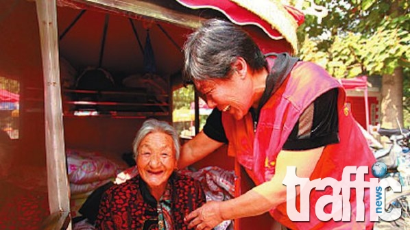 Китайка дърпа майка си 12 000 км с рикша