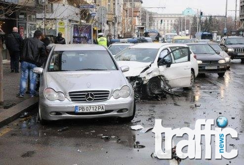 Удариха пловдивски мерцедес пред турското посолство в София СНИМКИ