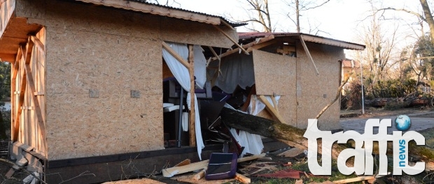 Бедствието: Къщи без покриви, паднали борове! СНИМКИ