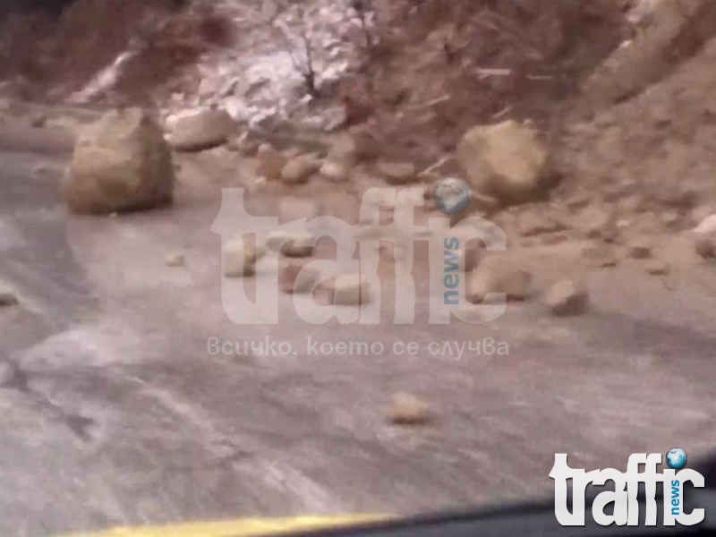 Камъни метър на метър се търкалят по пътя Пещера-Пловдив! ВИДЕО и СНИМКИ