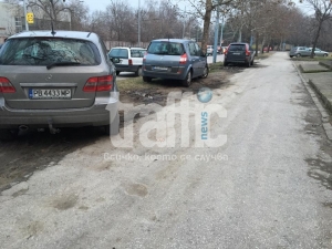 Зелените площи се превърнаха в кални паркинги СНИМКИ