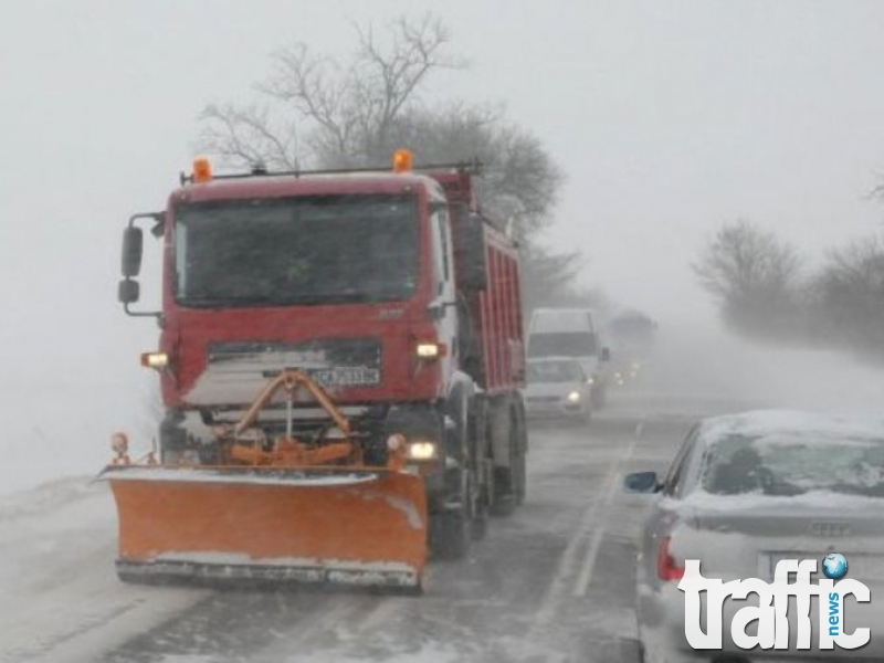 Над 900 машини обработват пътищата в районите със снеговалеж