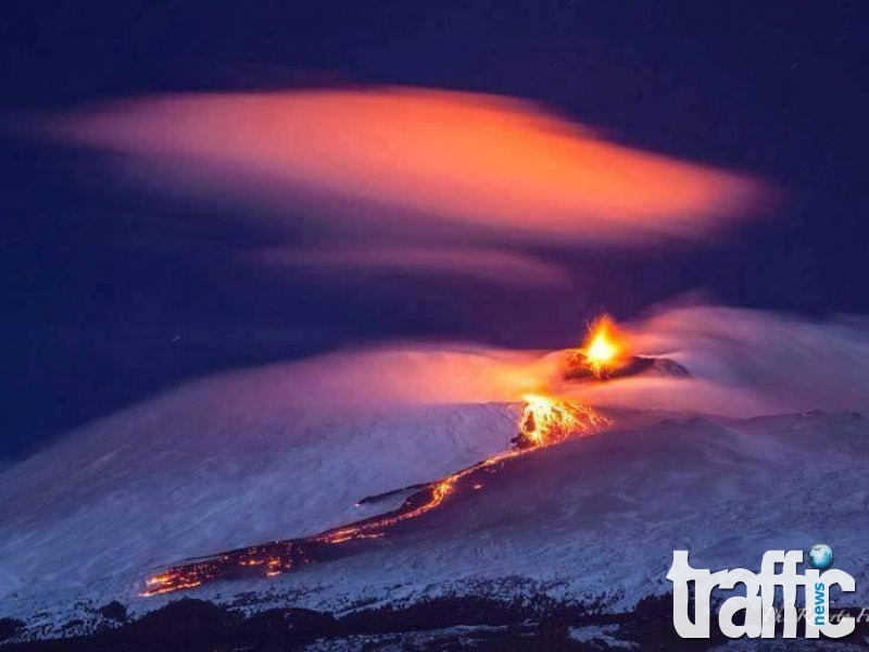 Невероятна гледка -заснеженият вулкан Етна изригна