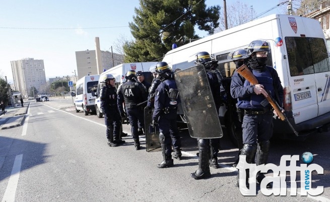 Мъже с качулки стреляха по полицията в Марсилия
