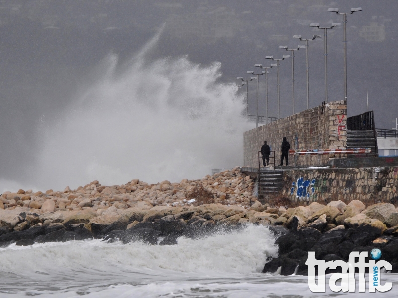 Бурен вятър затвори пристанища в Гърция