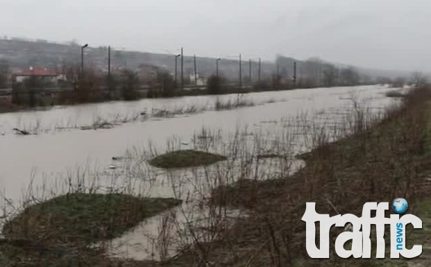 Дигата на река Марица в района на село Злокучене е сериозно подкопана от водата