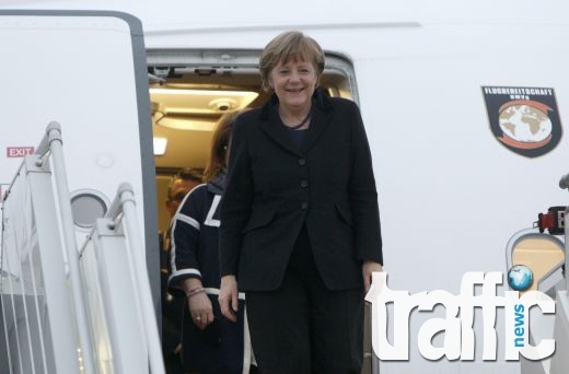 Меркел и Оланд кацнаха в Минск, срещата започва в 20 часа