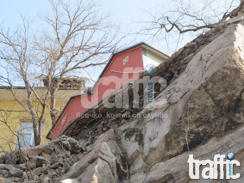 Скали от тепе паднаха върху две къщи в Пловдив! 