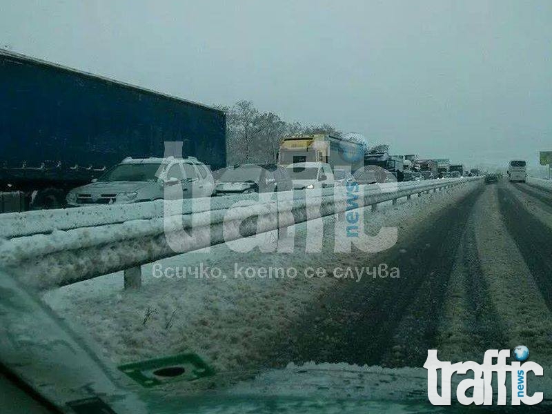 Внимание! Силен снеговалеж на магистралата в района на Пловдив