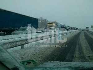 Внимание! Силен снеговалеж на магистралата в района на Пловдив
