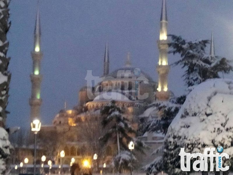 Снежен ад в Истанбул! Самолет се заби в канавка, верижна катастрофа рани петима