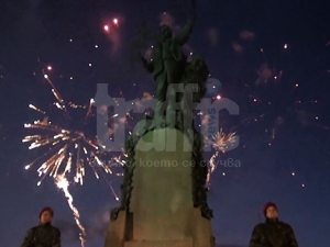 10-минутна заря в памет на Левски в Карлово ВИДЕО
