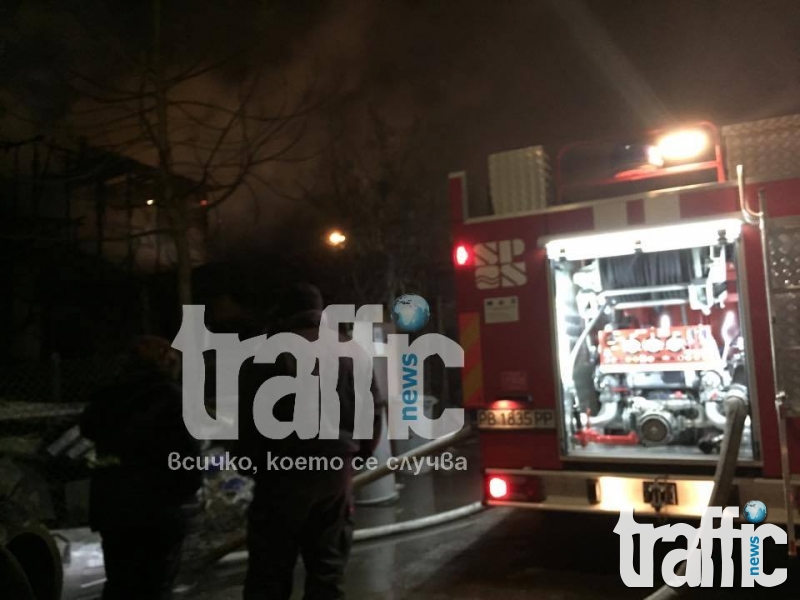 Пожар изпепели цяла къща в Пловдив! СНИМКИ и ВИДЕО