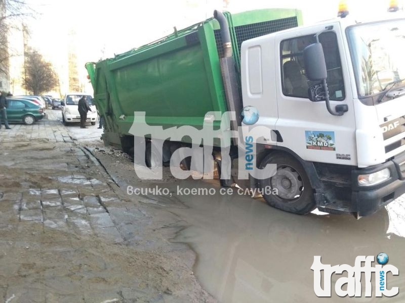 Камион пропадна заради авария на ВиК в Пловдив СНИМКИ