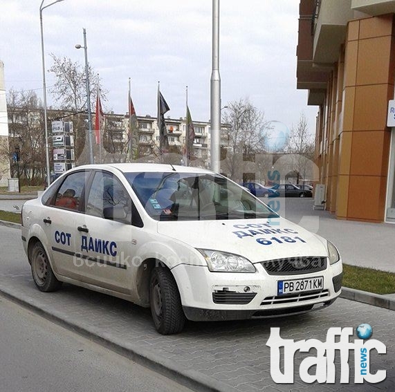 Нагло паркиран патрул на ДАИКС СОТ в Пловдив СНИМКИ