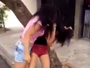 Женски бой на улицата ВИДЕО