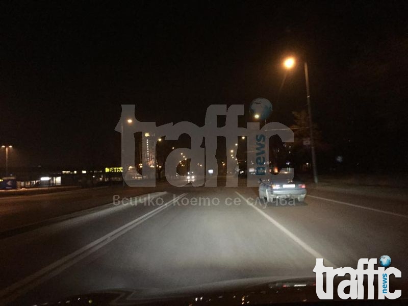 Ненормалник шофира на главен булевард през нощта без светлини! СНИМКИ