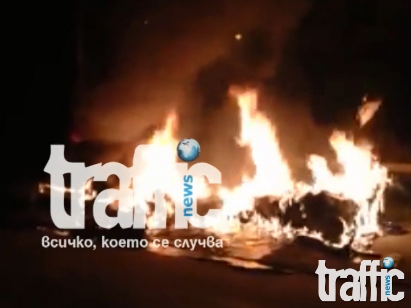 Зрелищно ВИДЕО на запалените 17 контейнери за смет в Пловдив 