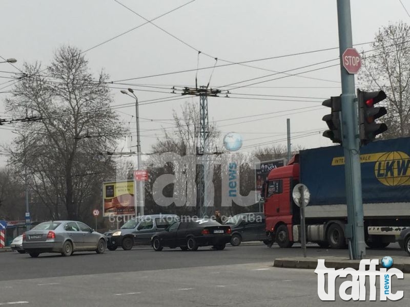 Две БМВ-та и ТИР катастрофираха на надлез Родопи СНИМКИ