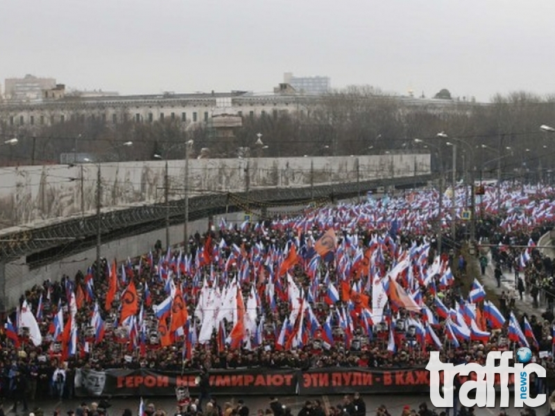 Десетки хиляди участват в шествието в памет на Немцов в Москва