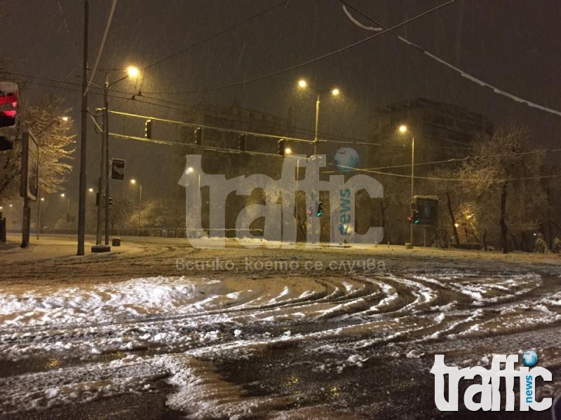 Ситуацията към този час: Закъсали автомобили и преспи сняг по улиците СИНМКИ