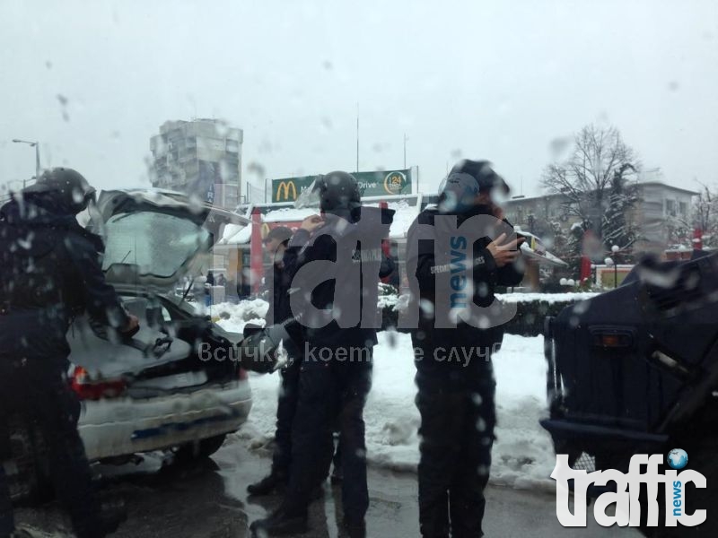 Стотици полицаи с шлемове, каски и щитове блокираха центъра на Пловдив СНИМКИ