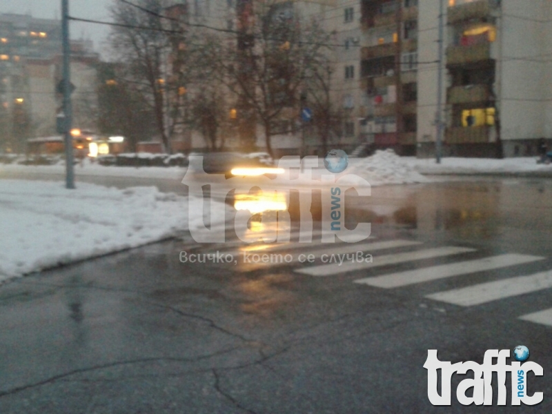 Въпреки новата техника на Общината, пловдивските тротоари заринати в сняг СНИМКИ