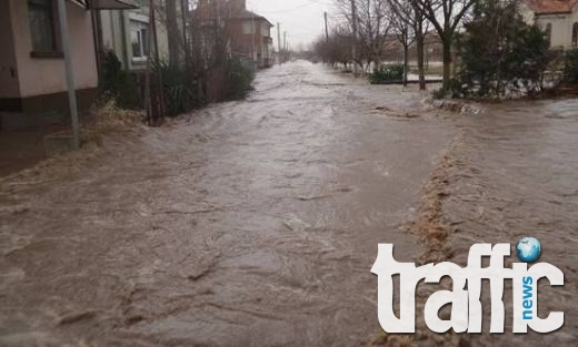 Река Тополовец заля дворни места във видинското село Градец