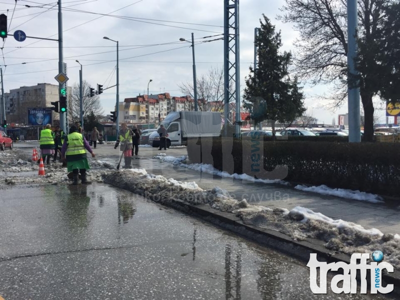 Продължава почистването на снега по улиците на Пловдив! СНИМКИ