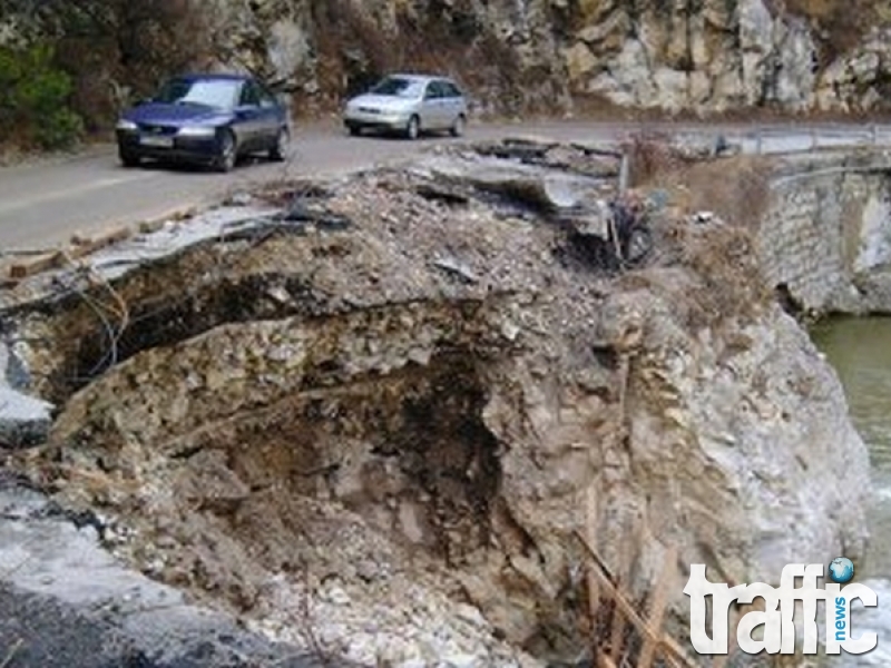 Ново свлачище откъсна три села от света: Лилково, Бойково и Дедево