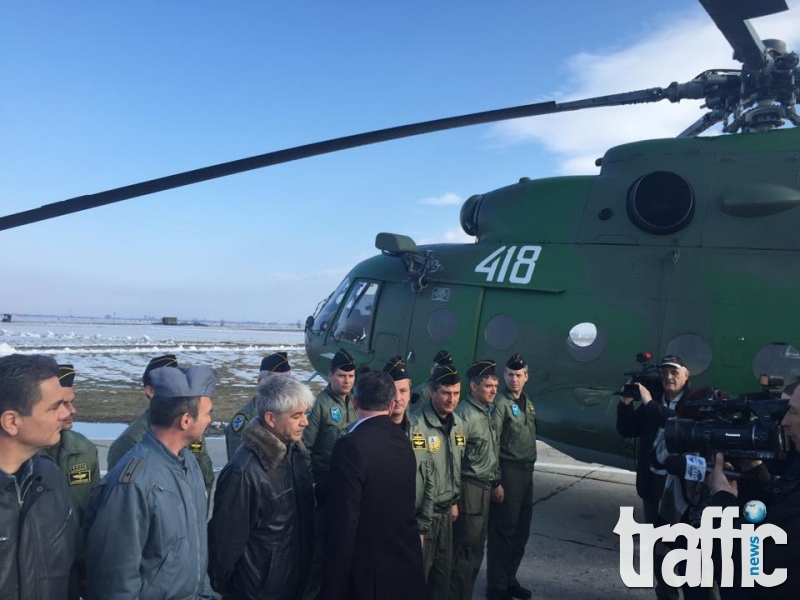 Високопроходима техника гази снега в Родопите 