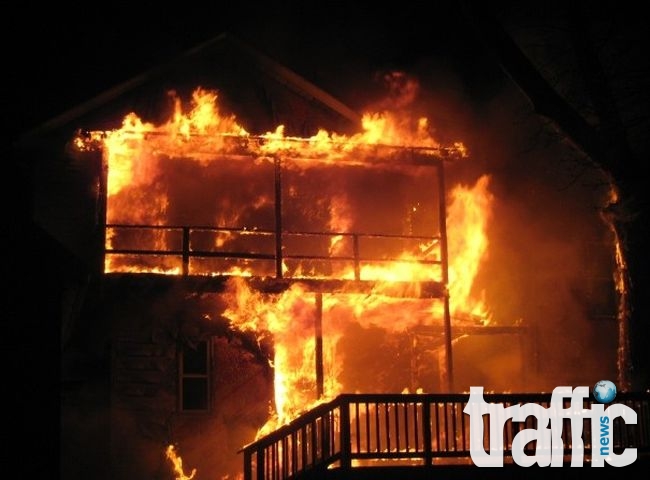 Младеж скочи от горящата си къща и си сряза крака 