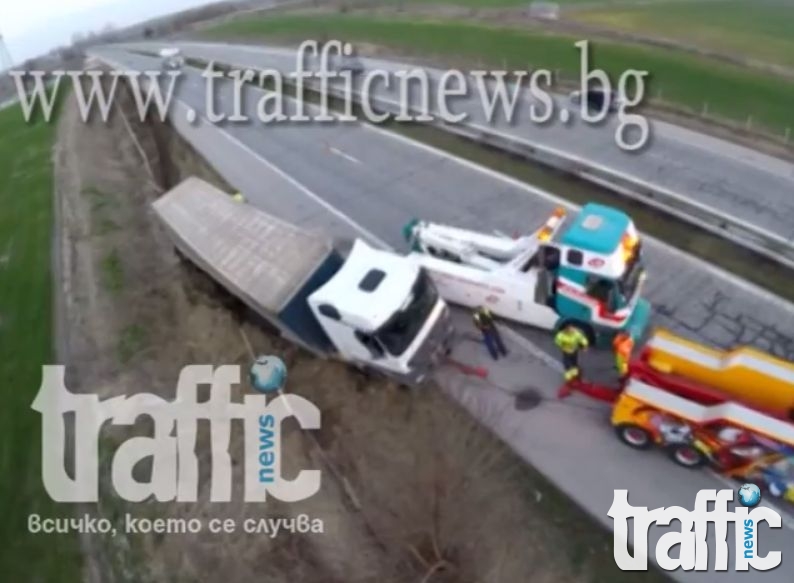 Ексклузивно ВИДЕО от въздуха: Тир катастрофира на магистралата край Пловдив 