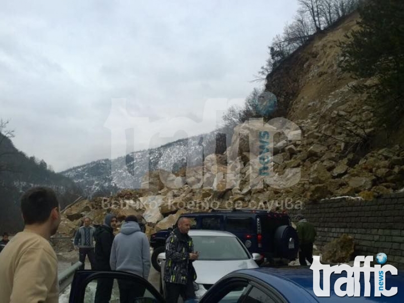 Продължава разчистването на свлачището по пътя Асеновград - Смолян