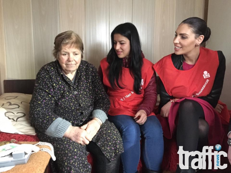 Черната Златка посети десетки възрастни хора в село Царимир ВИДЕО
