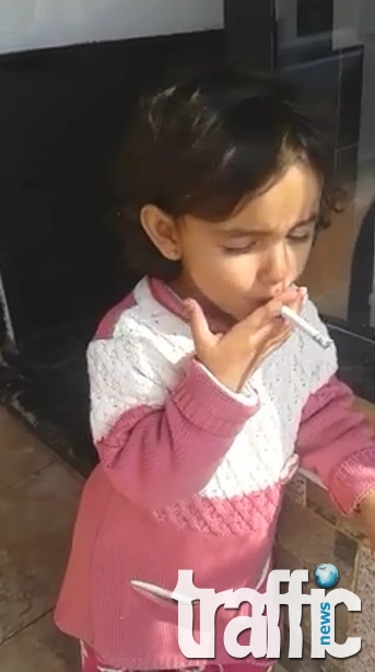 3-годишно циганче пуши цигара, майка му се радва ВИДЕО