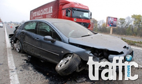 Камион изхвърли пежо от магистралата! 24-годишна жена с опасност за живота!