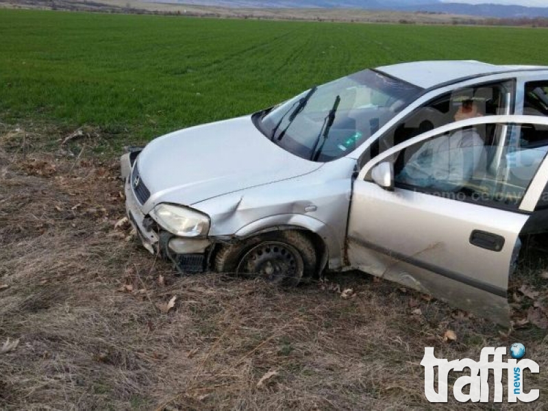 Младеж се преобърна 5 пъти с колата си край Пловдив СНИМКИ