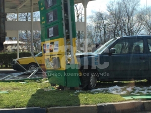 Нисан се заби в бензиностанцията срещу затвора в Кючука! СНИМКИ