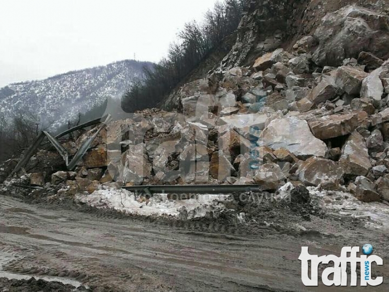 Ново свлачище по пътя Пловдив-Бачково, бъдете нащрек по трасето