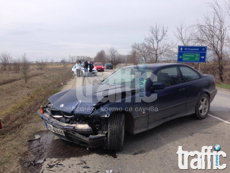 Беемве се заби в кола на македонски полицай СНИМКИ