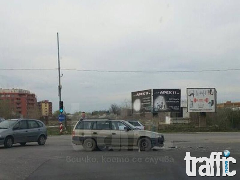 Опел и Хонда се блъснаха на моста на Адата в Пловдив! СНИМКИ