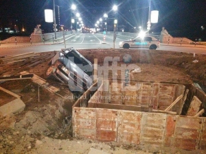 Ауди кацна във фонтана на колелото на Водната