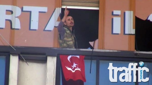 Въоръжени нахлуха в офис на управляващата партия в Истанбул